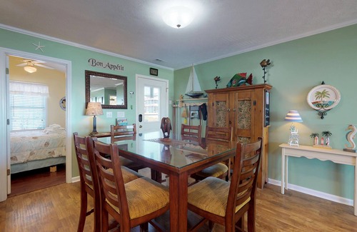 Emerald Isle Cottage | Cozy Pet-Friendly Oceanfront Cottage with Breathtaking Views