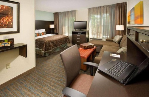 Alpharetta Hotel | Pet-Friendly 2BR Suite with Kitchen & Pool Access!