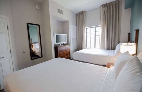 Alpharetta Hotel | Pet-Friendly 2BR Suite with Kitchen & Pool Access!