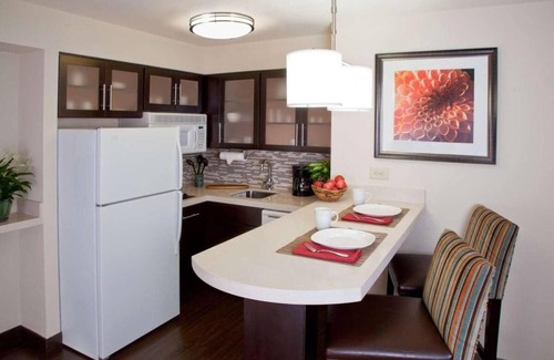 Alpharetta Hotel | Pet-Friendly 2BR Suite with Kitchen & Pool Access!