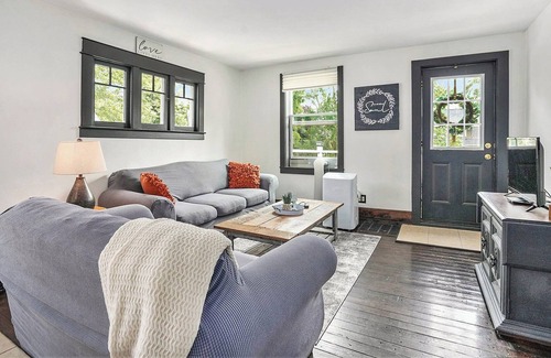 Creston Apartment | Pet-Friendly Apartment with King Suite & Queen Bedroom