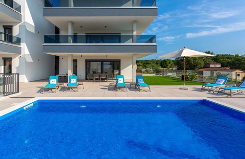 Milcetici Apartment | Unforgettable Sea Panorama in Modern Oceanfront Apartment