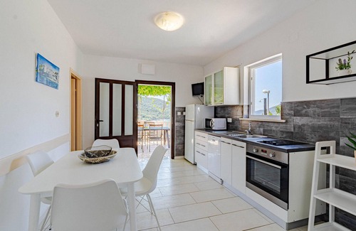 Cove Tri Zala (Zrnovo) Apartment | Modern Oceanfront Apartment with Pool & Large Terrace