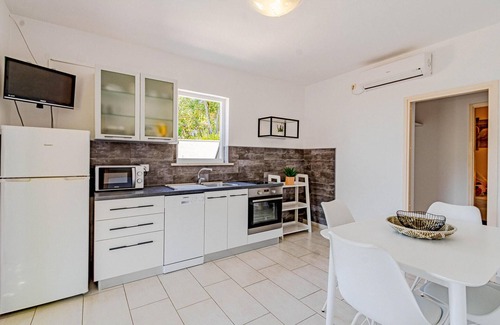 Cove Tri Zala (Zrnovo) Apartment | Modern Oceanfront Apartment with Pool & Large Terrace