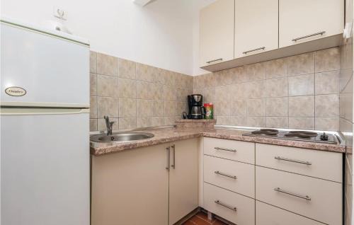 Dinjiska Apartment | Cozy 1 Bedroom Pet Friendly Apartment in Dinjiska