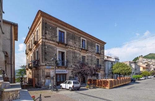Bonifati Apartment | Authentic Vacation Apartment in Bonifati with Spa & Kitchen