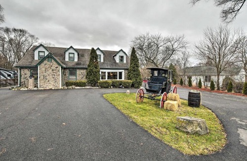 Hanover Park House | Inviting Pet-Friendly Bartlett Farmhouse with Deck Awaits!