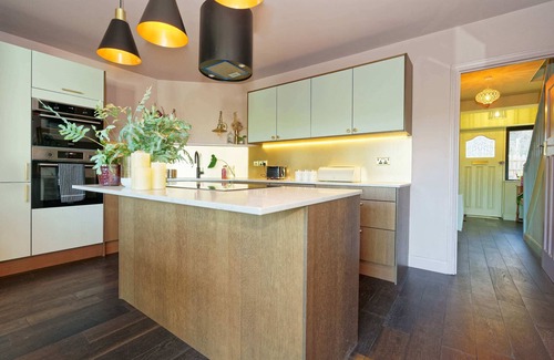Petham Ski Chalet | Cozy Family-Friendly Cottage with Patio and BBQ Amenities