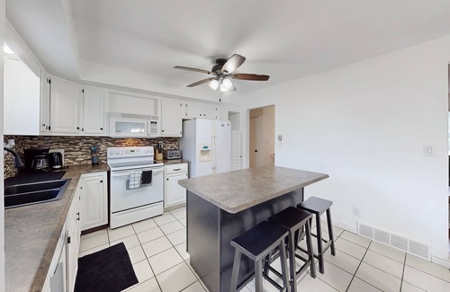 Port Franks Cottage | Pet Friendly Beach House with Games Room + Hot tub