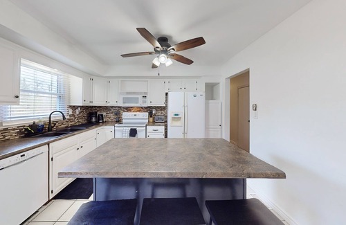 Port Franks Cottage | Pet Friendly Beach House with Games Room + Hot tub