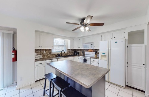 Port Franks Cottage | Pet Friendly Beach House with Games Room + Hot tub