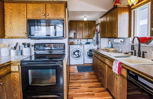 Freeland House | Family Retreat with Ocean Views and Pet-Friendly Amenities