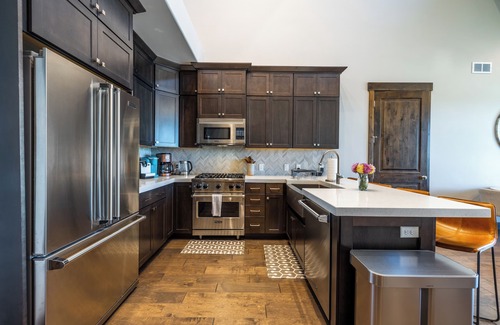Park City Condo | Guest Rated 10/10: Pet-Friendly Condo with Pool & Spa