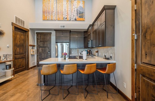 Park City Condo | Guest Rated 10/10: Pet-Friendly Condo with Pool & Spa