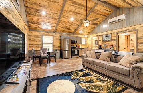 Broken Bow Cottage | Pet-Friendly Cabin Retreat Near Lukfata Creek - 10/10 Rated