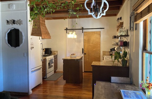 Al Tahoe Cabin | Pet Friendly Cabin, HotTub, Bikes, Kayaks, Gameroom, @ the Lake close to Skiing!