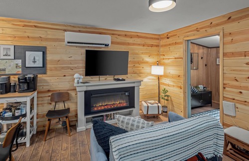 Eureka Springs Cabin | Pet-Friendly Escape with Hot Tub and WiFi for Romance