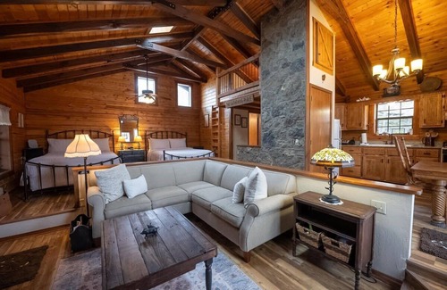 Eureka Springs Cabin | Cozy Cabin with Big Deck and Kitchen, Ideal for Families