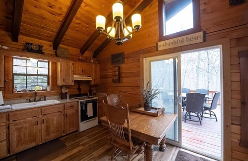 Eureka Springs Cabin | Cozy Cabin with Big Deck and Kitchen, Ideal for Families