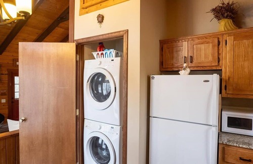 Eureka Springs Cabin | Cozy Cabin with Big Deck and Kitchen, Ideal for Families