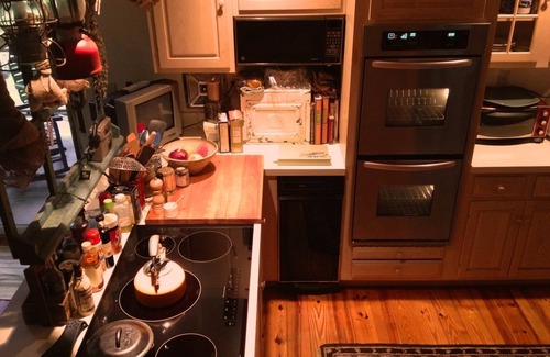 Woodstock House | Pet Friendly Cabin Doh-Ray with Ocean View & Pool