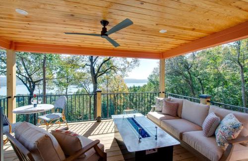 Groveoak House | Pet-Friendly Cabin Ideal for Families with Jacuzzi and Lake Views in Alabama