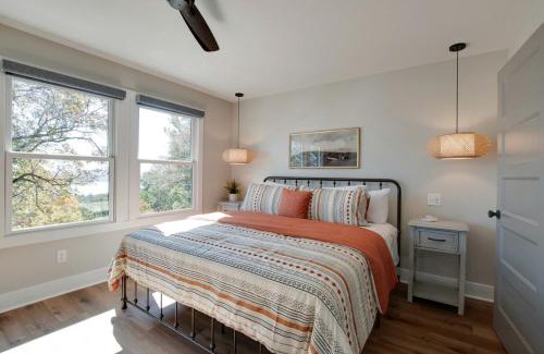 Groveoak House | Pet-Friendly Cabin Ideal for Families with Jacuzzi and Lake Views in Alabama