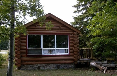 Baraga Cabin | Cozy Pet-Friendly Cabin at Sunset Cove Resort on Lake Superior