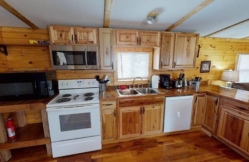 Nelsonville Cabin | Cozy Coyote Ridge Cabin with Private Hot Tub in Hocking Hills