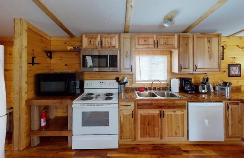Nelsonville Cabin | Cozy Coyote Ridge Cabin with Private Hot Tub in Hocking Hills