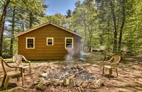 Williamsburg Cabin | Cozy Pet-Friendly Cabin with Fire Pit & Ocean View Deck!