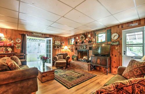 Williamsburg House | Pet-Friendly Cabin with Fire Pit, BBQ & Inviting Deck!