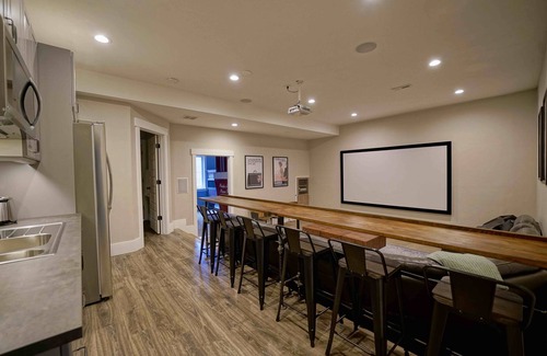 Kamas House | Cozy Barn-Style Cabin with Home Theater and Spa Amenities