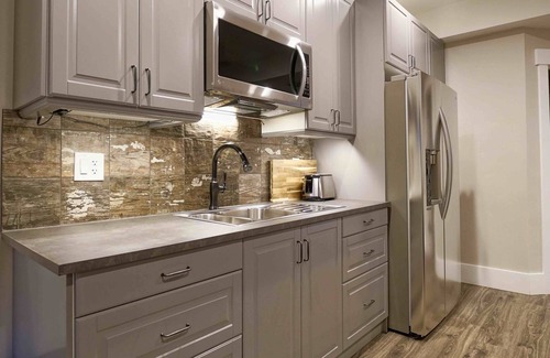 Kamas House | Cozy Barn-Style Cabin with Home Theater and Spa Amenities