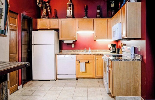 Canal Park Condo | Top-Rated Pet-Friendly Condo with Pool & Gym by Lakewalk