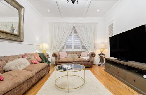 Northcote Villa | Pet friendly centrally located 3 bed aircon home