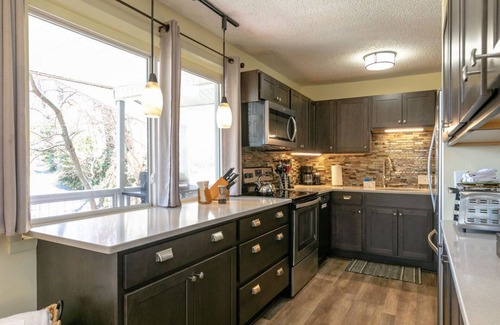 Kenilworth Ski Chalet | Pet-Friendly Chalet Surrounded by Trees, Steps to Downtown