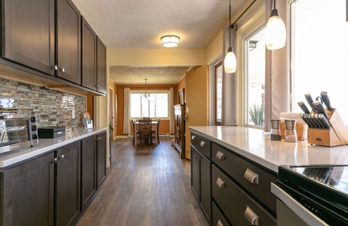 Kenilworth Ski Chalet | Pet-Friendly Chalet Surrounded by Trees, Steps to Downtown