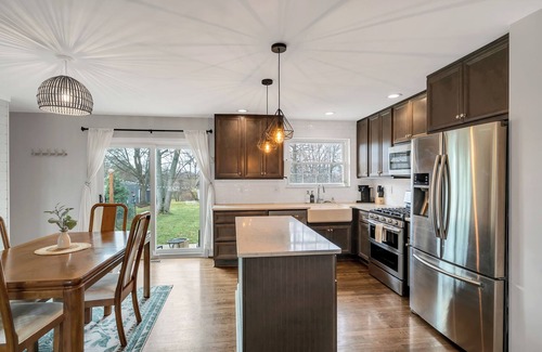 Mount Saint Joseph House | Pet Friendly Charming 2Br house, Open Floor Plan, Modern Kitchen, Office