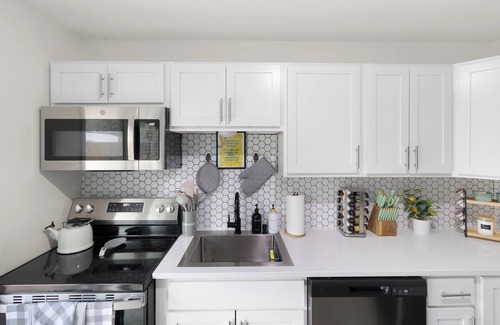 Gainesville Condo | Pet-Friendly CLEAN King Bed Retreat Near UF, Stadium, DT & Shands