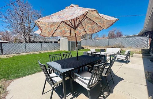 Southeast Colorado Springs Villa | Pet-Friendly Retreat Steps from Downtown Attractions