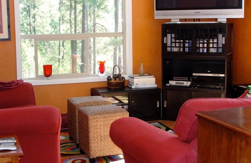 Colville House | Pet-Friendly Columbia River Woodland Paradise
