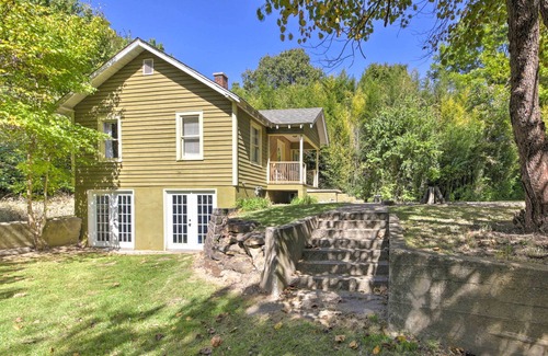 Carbondale Cottage | Pet-Friendly Cottage w/ Fire Pit - 3 Mi to SIU!