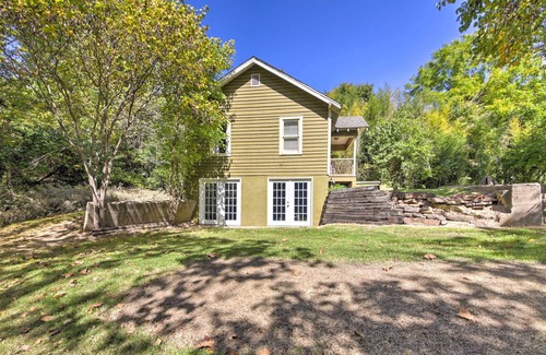 Carbondale Cottage | Pet-Friendly Cottage w/ Fire Pit - 3 Mi to SIU!