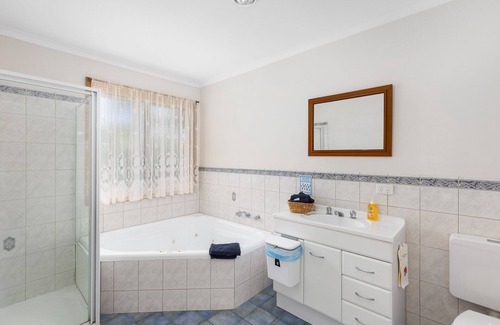 Worrolong Bed & Breakfast | Pet-Friendly Collie Cottage: Guest Rated 9.8 with Spa & Pool