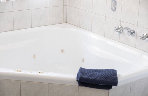 Worrolong Bed & Breakfast | Pet-Friendly Collie Cottage: Guest Rated 9.8 with Spa & Pool