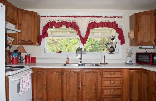 Eustis House | Dog-Friendly Country Bungalow with Ocean Views & Breakfast
