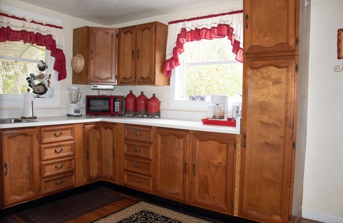 Eustis House | Dog-Friendly Country Bungalow with Ocean Views & Breakfast