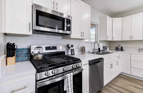 Loomis House | Pet-Friendly Haven with Kitchen & Breakfast Options