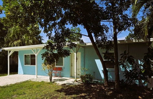 Gulf Gate Estates House | Pet-Friendly Cottage Steps from Siesta Key Beach - 10/10 Rating!